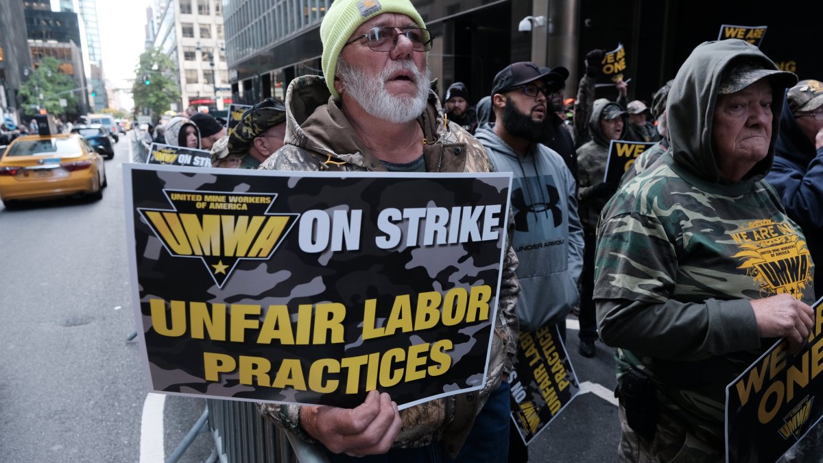 Sanders, Warren and Baldwin Urge Larry Fink to Intervene in Strike at Coal Company Partially Owned by BlackRock - Vimarsana News