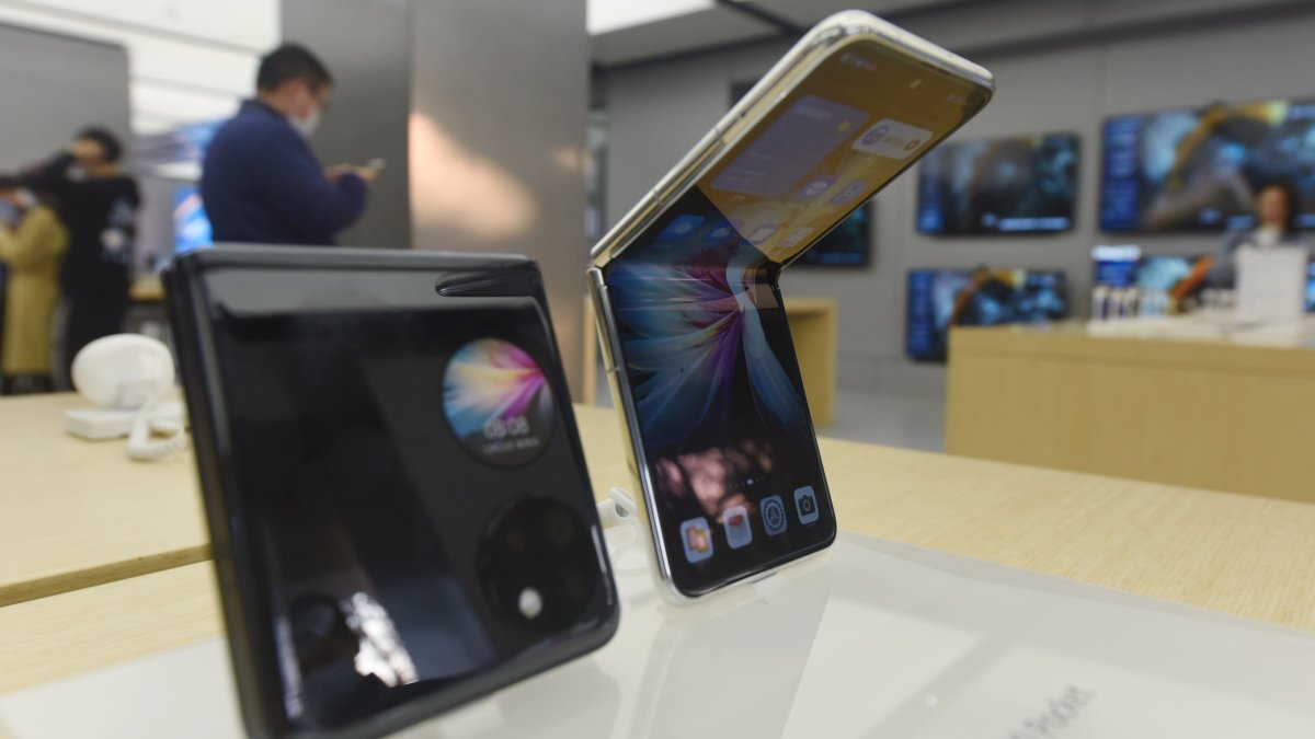 China's Huawei Launches High-End Smartphones Overseas Even as Its Global Market Share Deteriorates - Vimarsana News