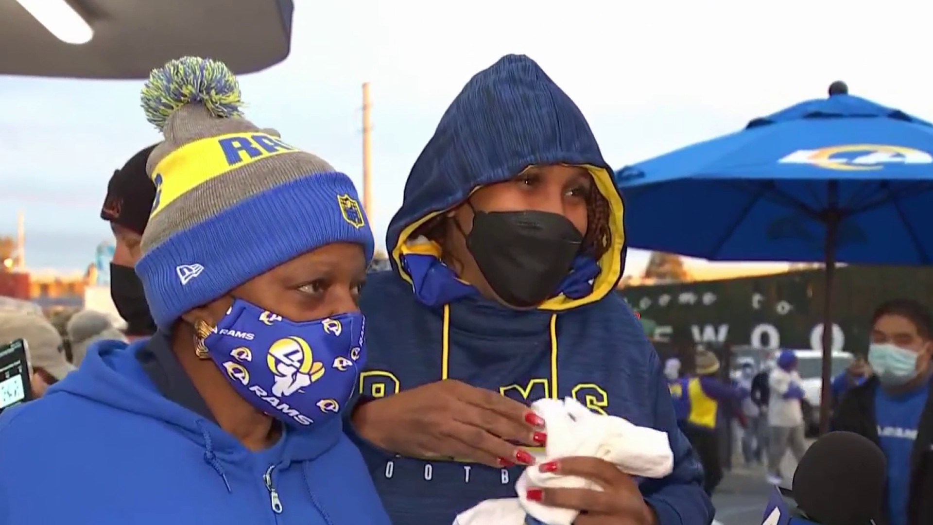 Fired up fans stop at Randy's Donuts in Inglewood hoping to score LA Rams  Super Bowl LVI themed donuts - ABC7 Los Angeles