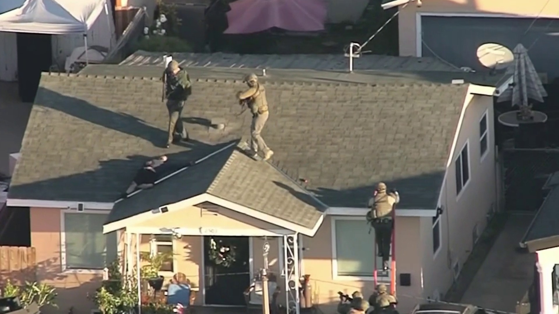 https://media.nbclosangeles.com/2022/01/Man-Shooting-from-Roof-in-Huntington-Park-Now-in-Police-Custody.jpg?quality=85&strip=all