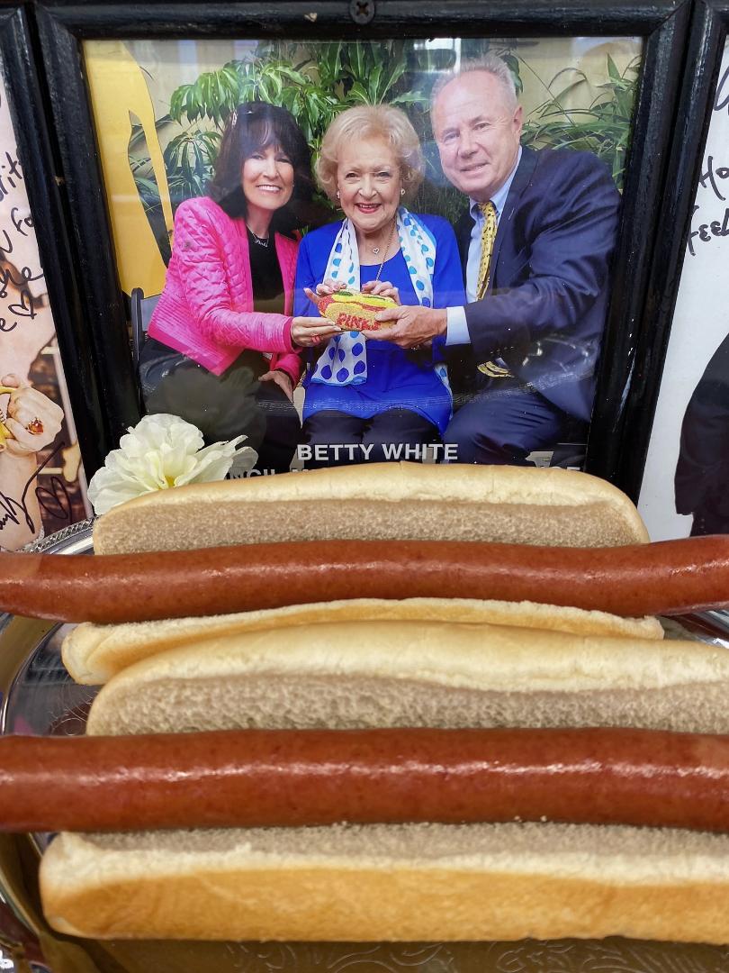 Pinks Betty White-Inspired Hot Dog