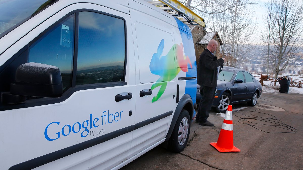 Google Fiber Contractors in Kansas City Are First to Unionize Under Alphabet Worker Union - Vimarsana News