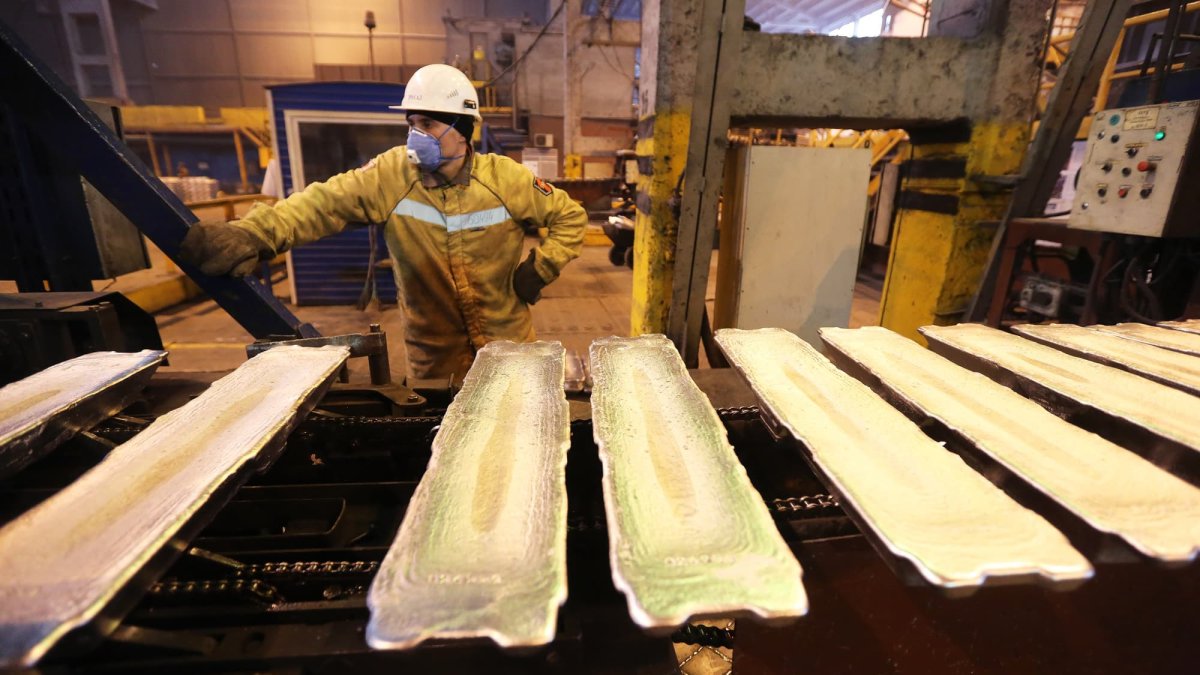 Metal Prices Surge on Fears of Supply Disruption, Aluminum Hits Record - Vimarsana News