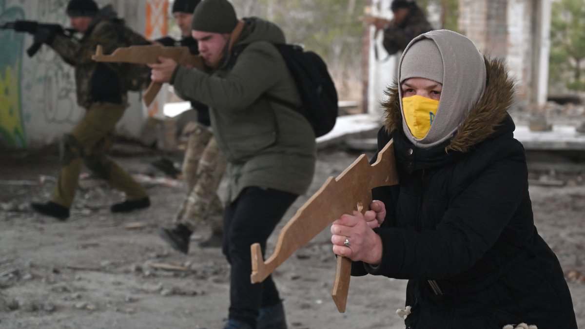 'We Need a Miracle': Anxious Ukrainians Await Putin's Next Move – NBC Los Angeles - Vimarsana News