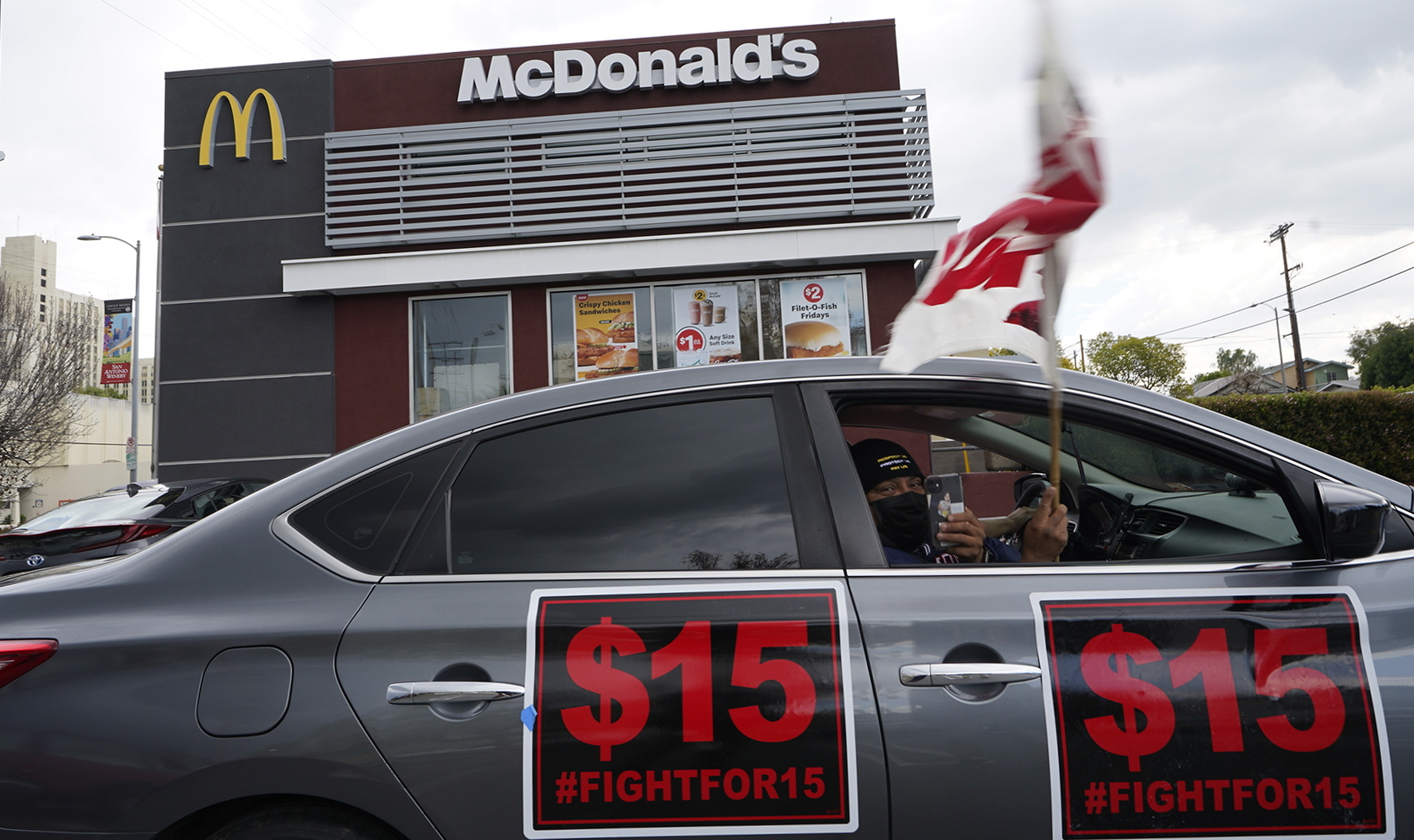 California Law Could Raise Minimum Wage For Fast Food Workers To $22 ...