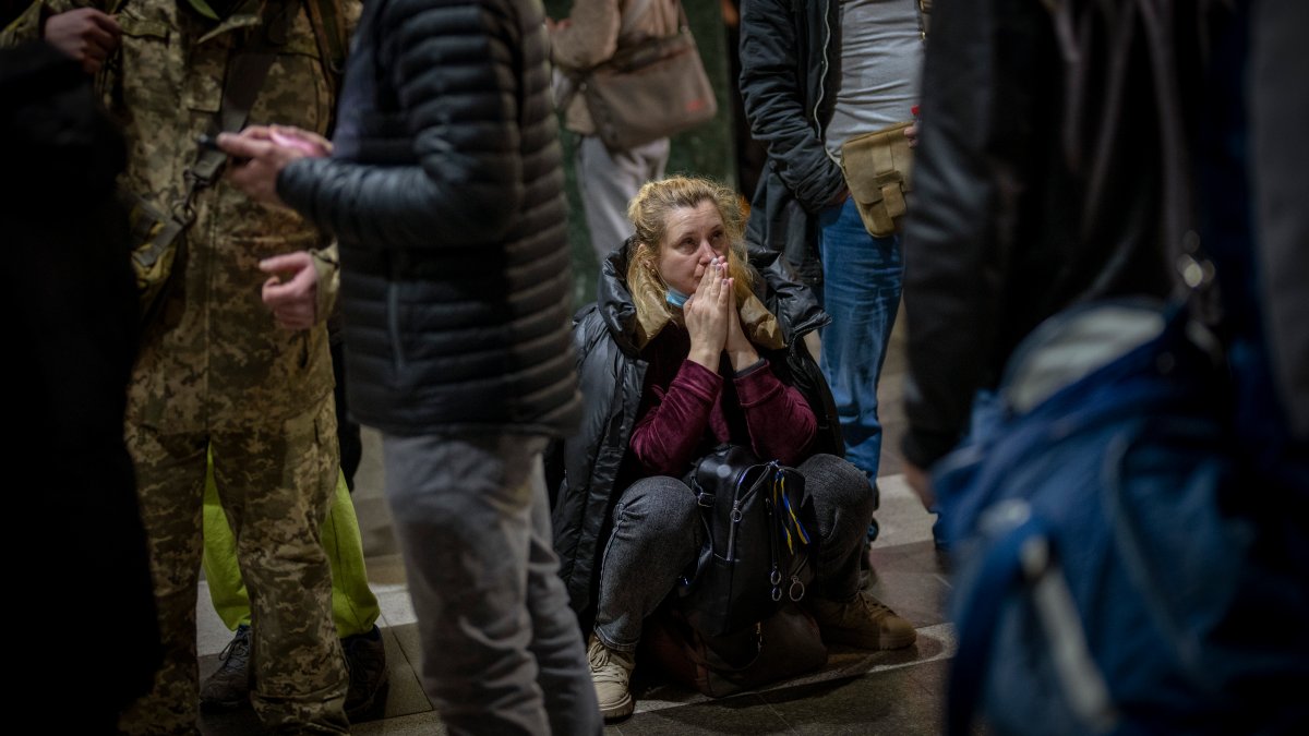 'I Don't Want to Die': Ukrainians Fear as Invasion Closes in – NBC Los Angeles - Vimarsana News