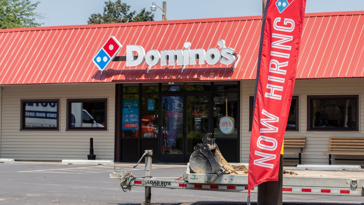 Domino's Will Pay You $3 If You Pick Up Your Own Pizza – NBC Los Angeles - Vimarsana News