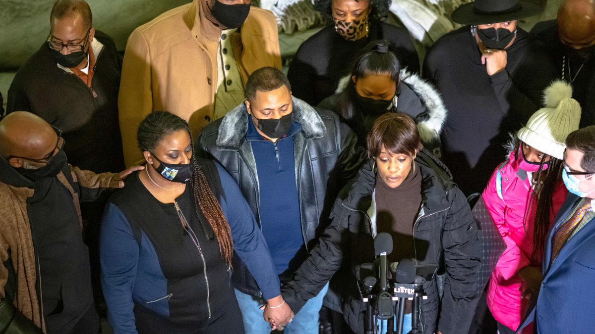 Parents Say Amir Locke Was 'Executed'; Minn. Mayor Halts No-Knock Entries – NBC Los Angeles - Vimarsana News