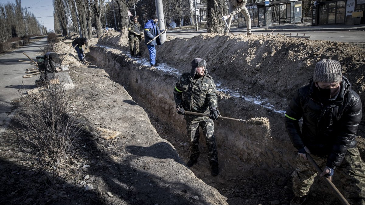 Russian Strikes Hit Western Ukraine as Offensive Widens – NBC Los Angeles - Vimarsana News