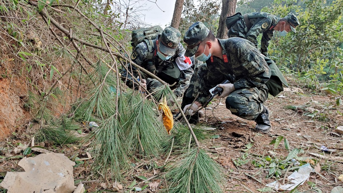 Search at China Plane Crash Site Suspended Amid Rain – NBC Los Angeles - Vimarsana News