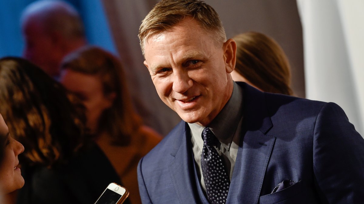 Daniel Craig Contracts COVID-19, Canceling Broadway 'Macbeth' Performance – NBC Los Angeles - Vimarsana News