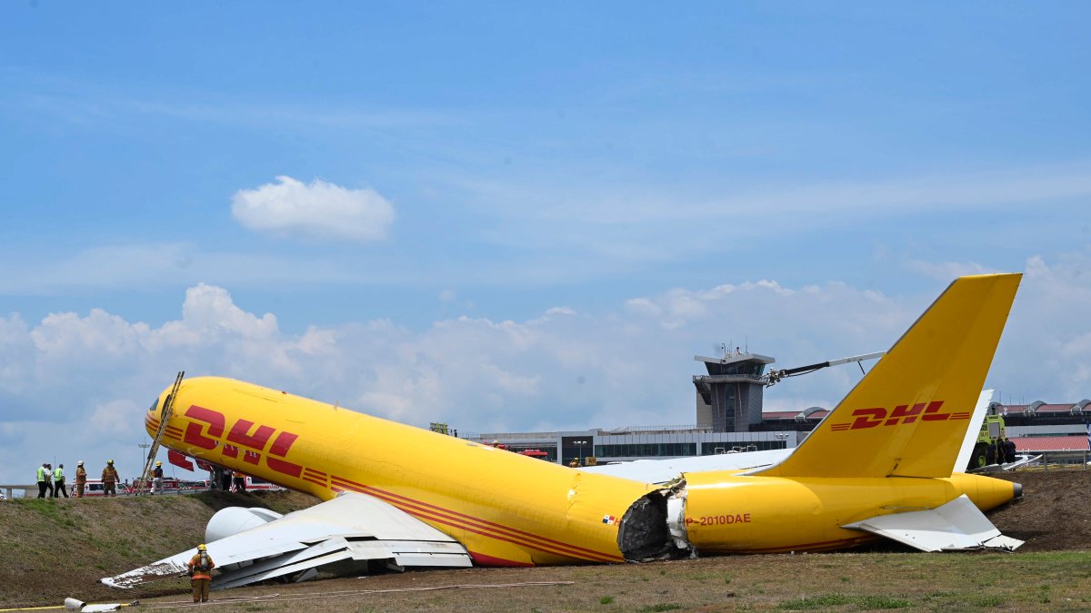 Cargo Jet Skids Off Runway, Splits In Half In Coast Rica – NBC Los Angeles - Vimarsana News
