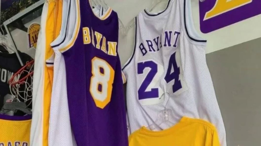 Coleccionista devuelve jersey robado de Kobe Bryant - Tikitakas