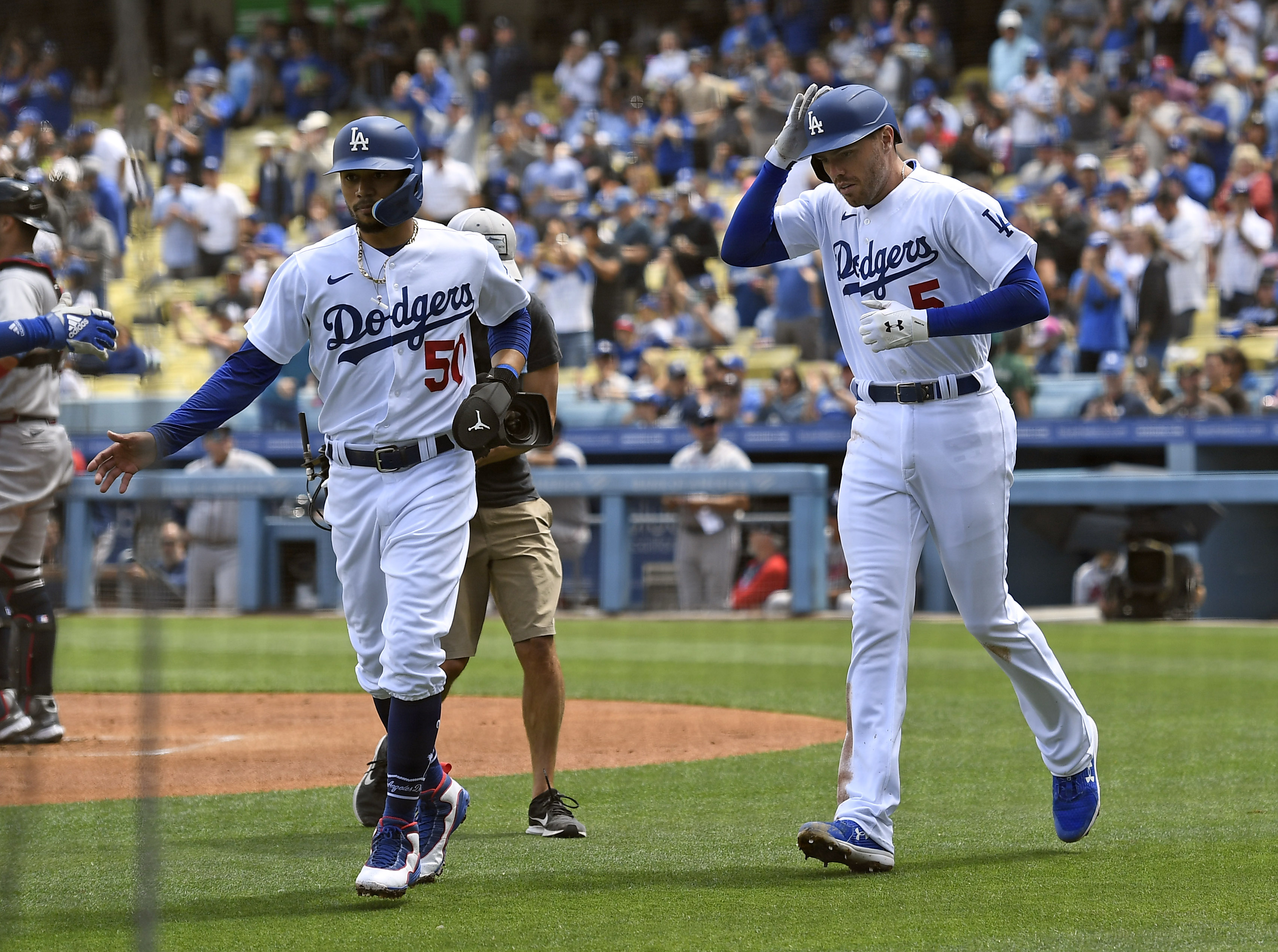 Los Angeles Dodgers' Edwin Rios leads off second during the second