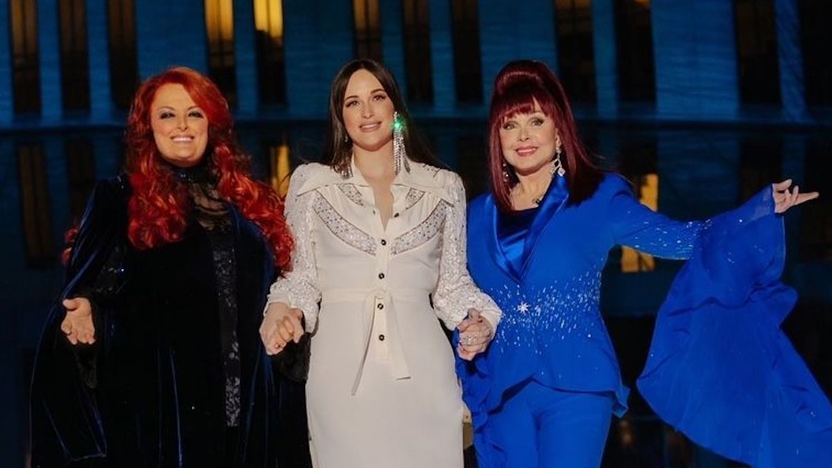 2022 CMT Awards: The Judds Reunite to Perform ‘Love Can Build a Bridge ...