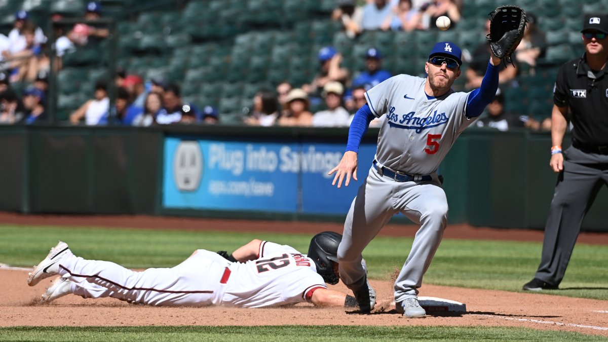 Diamondbacks score twice after error to beat Dodgers 3-1