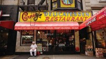 BF5D06 Carnegie Delicatessen, Manhattan, New York, NY, USA