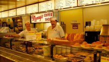 D8WR9H Snack at Manny's Delicatessen