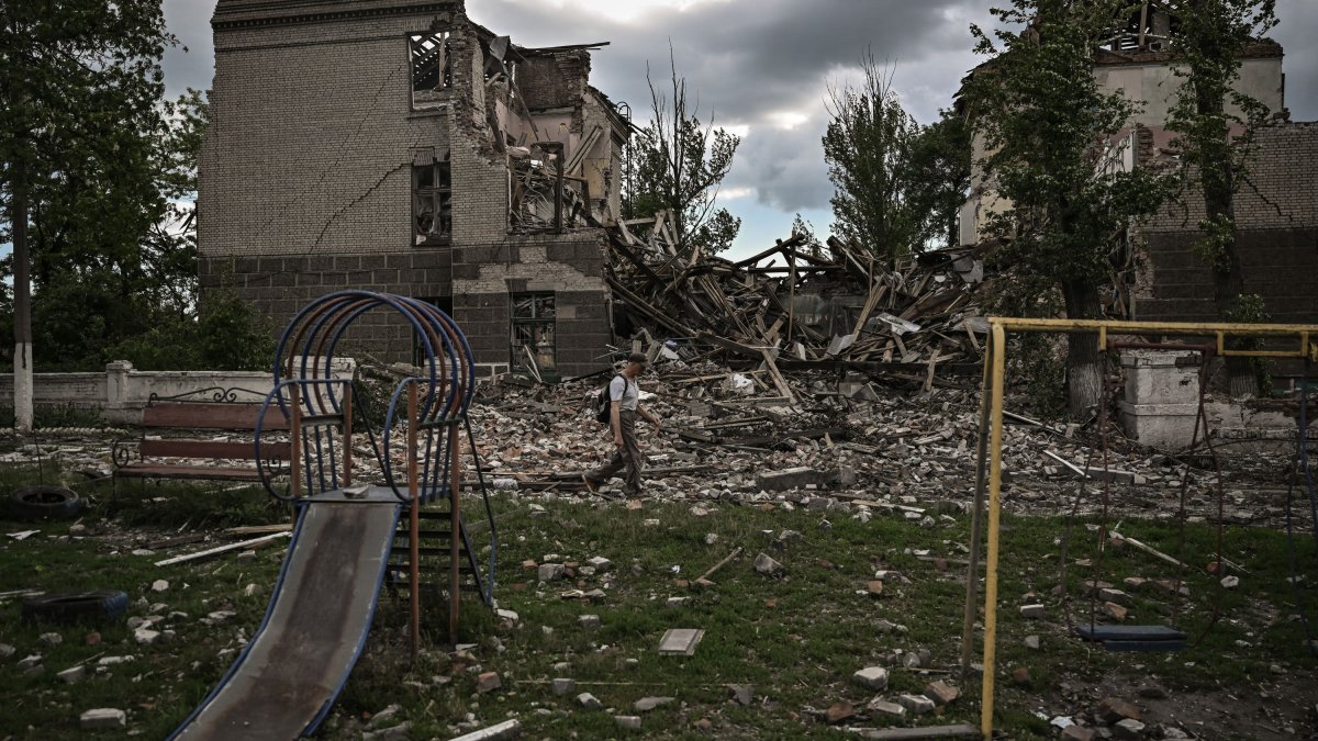Zelenskyy Says Conditions in Donbas Are 'Indescribably Difficult'; Russian Forces Target Severodonetsk – NBC Los Angeles - Vimarsana News