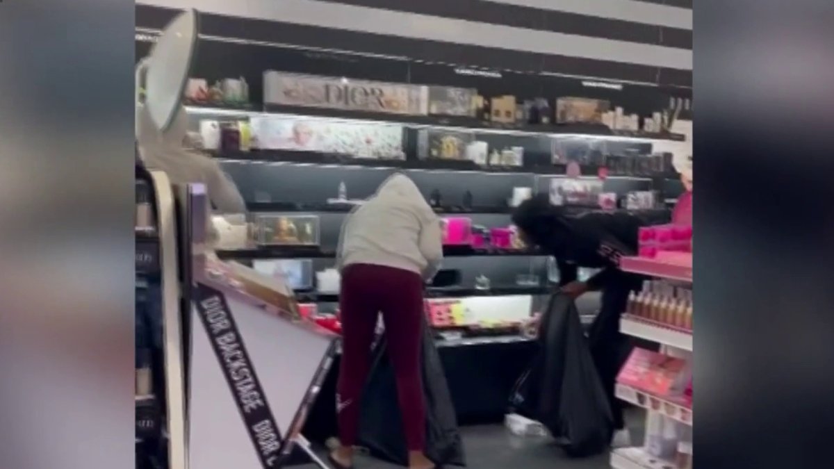 Shoplifters Caught On Camera In Cerritos Sephora Nbc Los Angeles