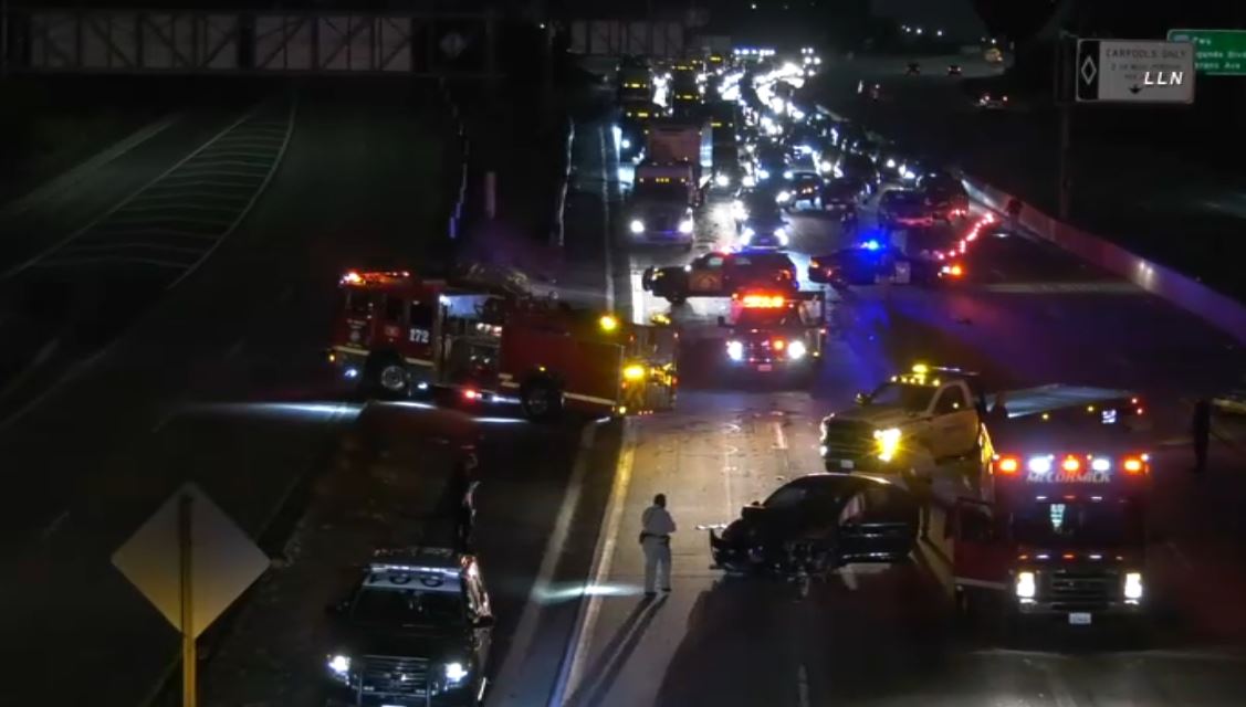 Truck stuck under Fountain Valley bridge blocks 405 Freeway traffic –  Orange County Register