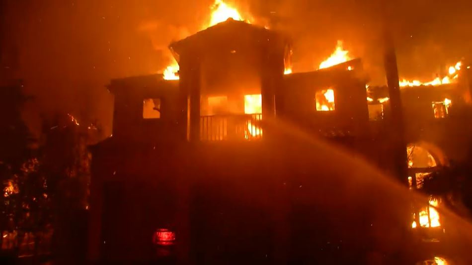 Laguna Nichols – NBC ordenó quemar al menos una docena de casas en un incendio costero en Los Ángeles