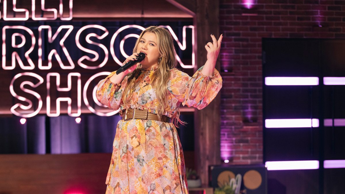 Kelly Clarkson Will Release an Album of 'Kellyoke' Covers — Here Are the Songs – NBC Los Angeles - Vimarsana News