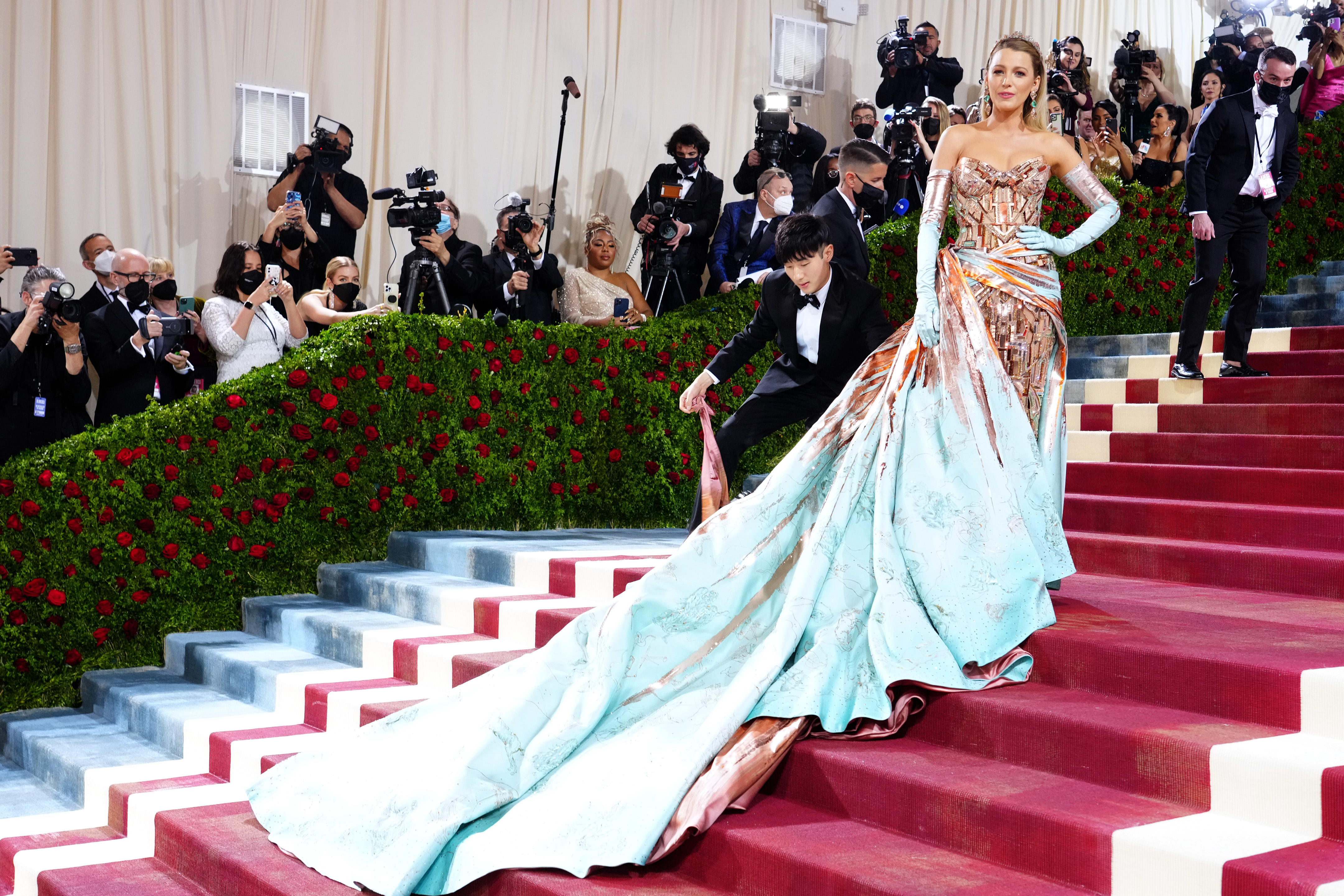 Blake Lively hops over rope at Kensington Palace to fix dress – NBC Los Angeles - Vimarsana News