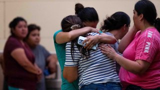 La gente llora afuera del Centro Cívico SSGT Willie de Leon luego del tiroteo masivo en la Escuela Primaria Robb el 24 de mayo de 2022 en Uvalde, Texas.