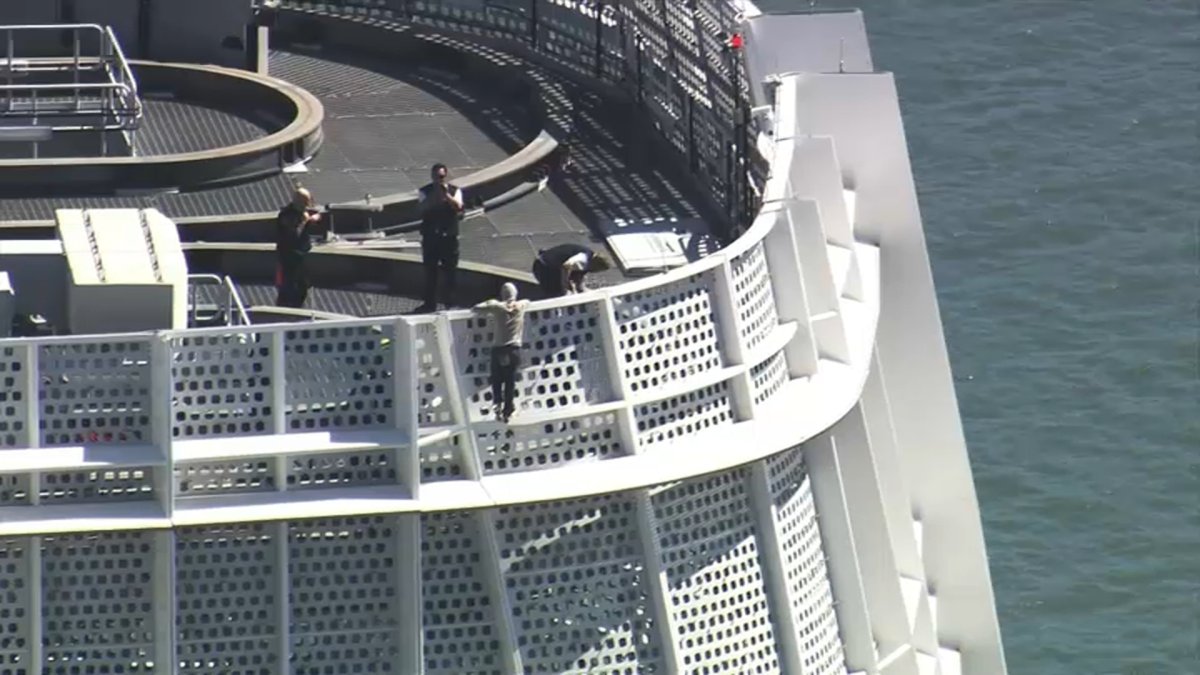 Person Climbs Salesforce Tower in San Francisco – NBC Los Angeles - Vimarsana News