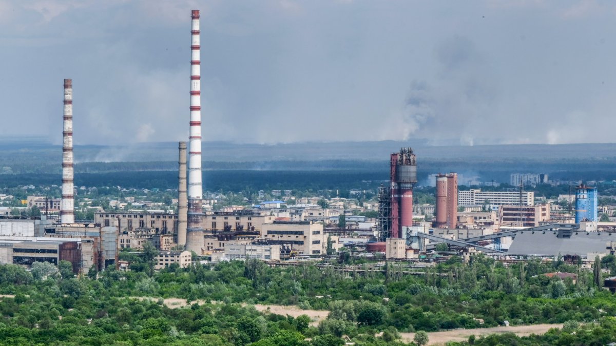 Zelenskyy Says Russian Bombing of Chemical Plant 'Insanity'; U.S. to Provide Ukraine With Longer-Range Rocket Systems – NBC Los Angeles - Vimarsana News