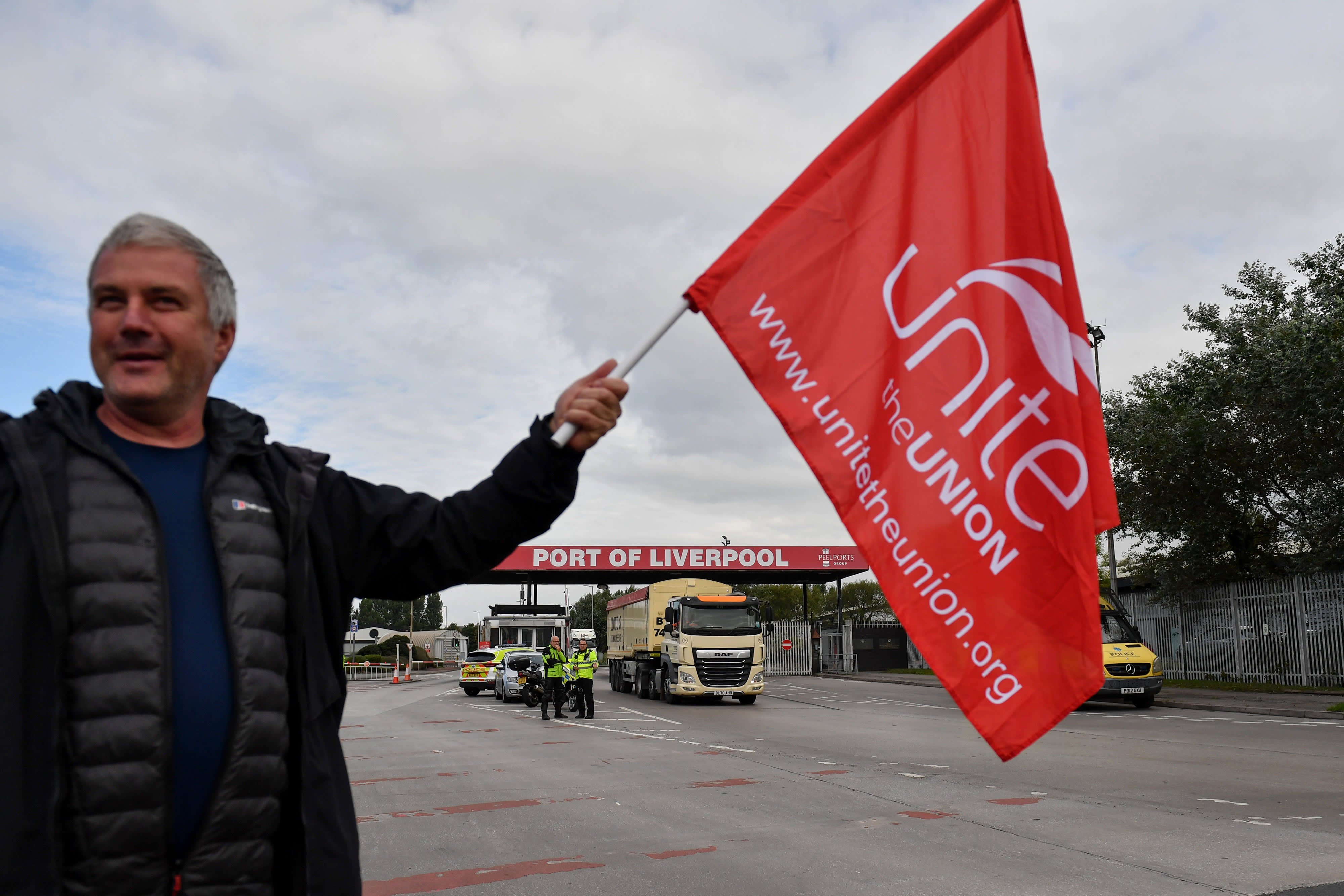 A New Wave of UK Port Labor Strikes Begins, With 'Massive Impact' for Christmas Supply Chain – NBC Los Angeles - Vimarsana News