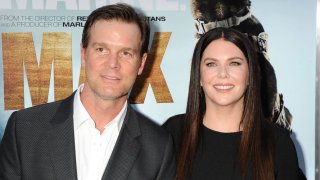 Actors Peter Krause (L) and Lauren Graham