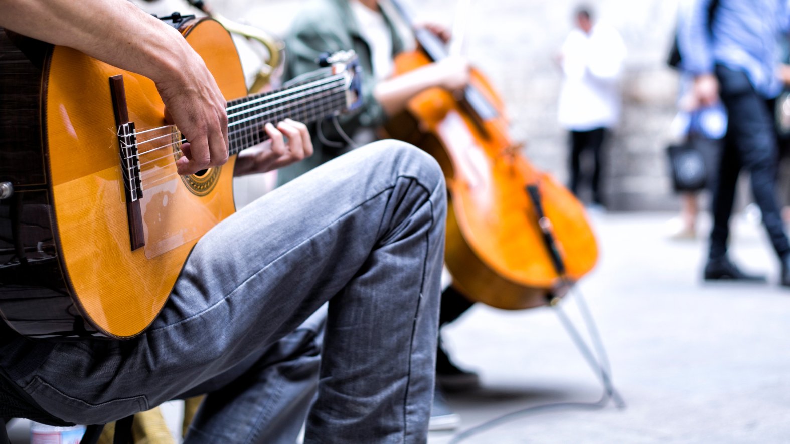 Musica que musica. Музыканты в парке. Певцов с гитарой. Уличный музыкант на гитаре одежда. Фотографии уличных музыкантов.