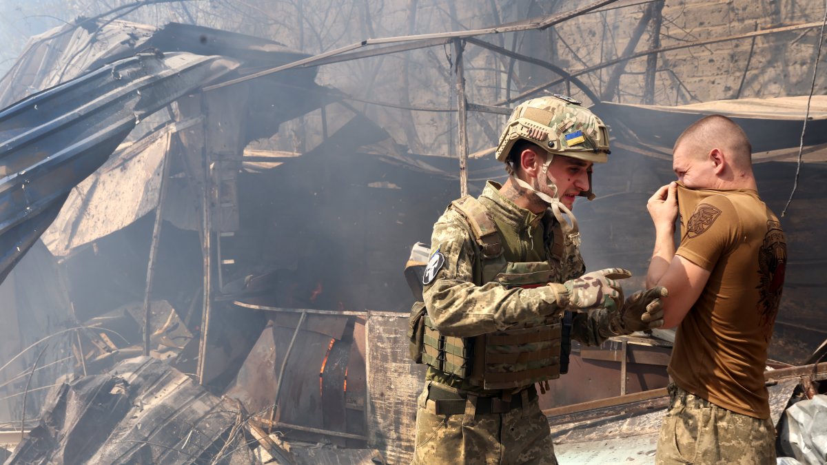 Mayor Tells Civilians to Flee as Russian Forces Approach; Ukraine Warns It Will Need 'Colossal Funds' to Rebuild – NBC Los Angeles - Vimarsana News