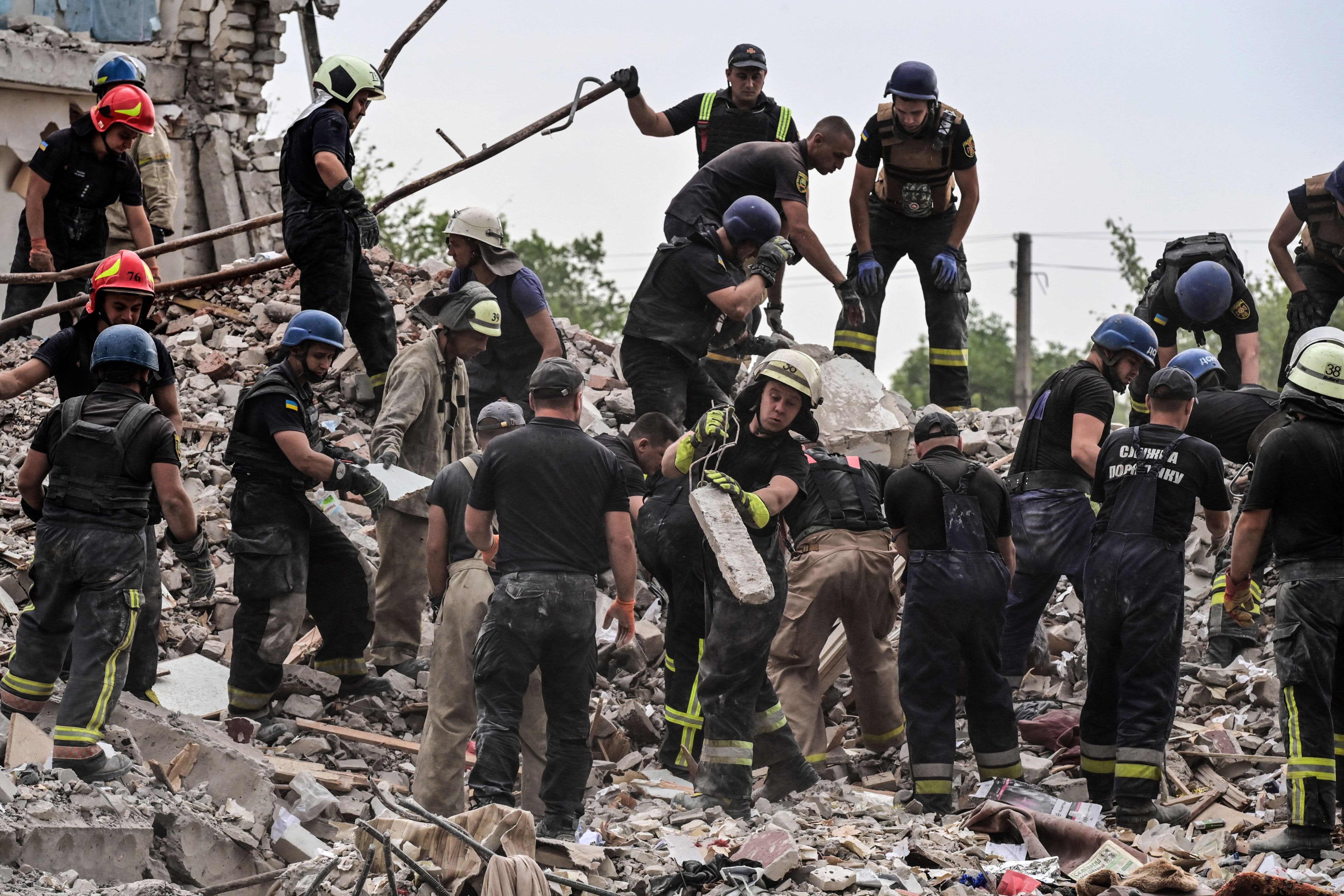 Russian Rocket Attack on Donetsk Apartment Block Kills 24; Moscow Temporarily Halts Gas Flows to Europe - Vimarsana News