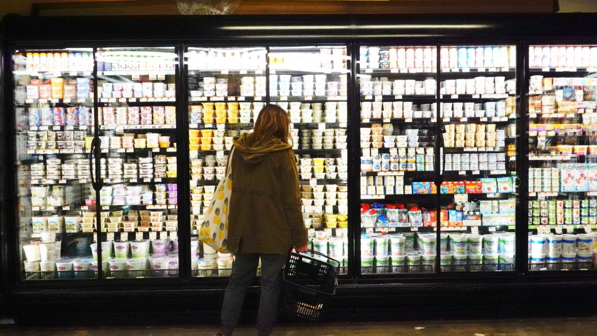 Inflation Poses a 'Clear and Present Danger,' Says Manchin: Economists Weigh in on How It Can Hurt and Help Consumers – NBC Los Angeles - Vimarsana News