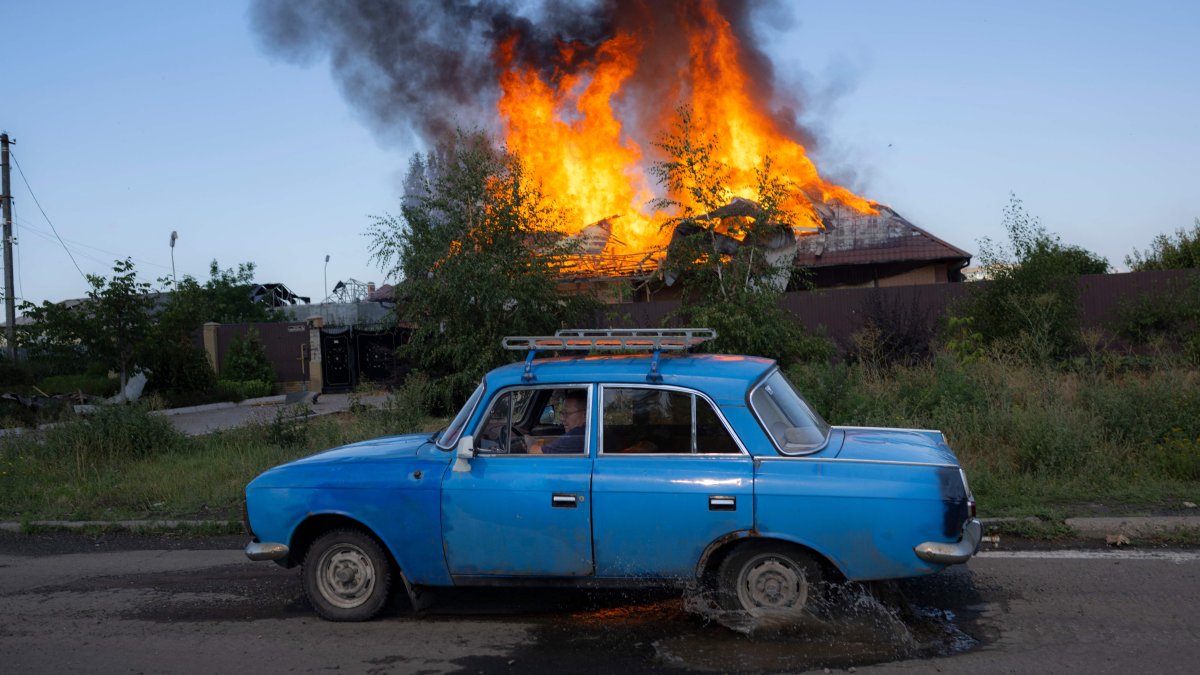 Ukrainian Forces Reportedly Attack Key Russian Supply Route Into Occupied Kherson; Moscow Wages Gas 'Price Terror' on Europe – NBC Los Angeles - Vimarsana News