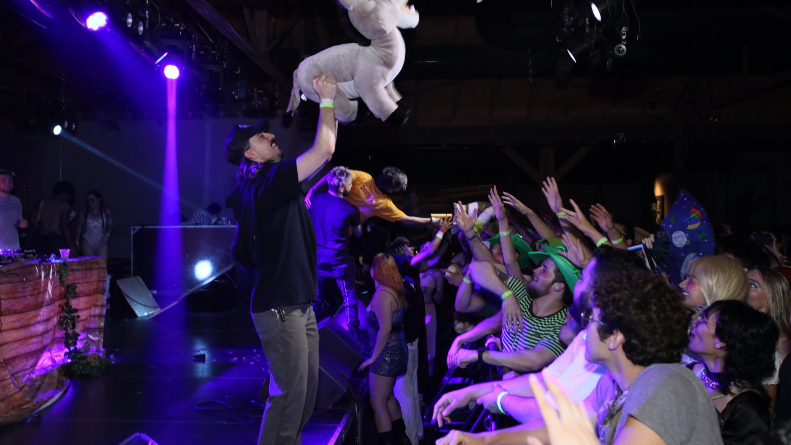 ‘Shrek’-Themed Rave Returns to LA – NBC Los Angeles