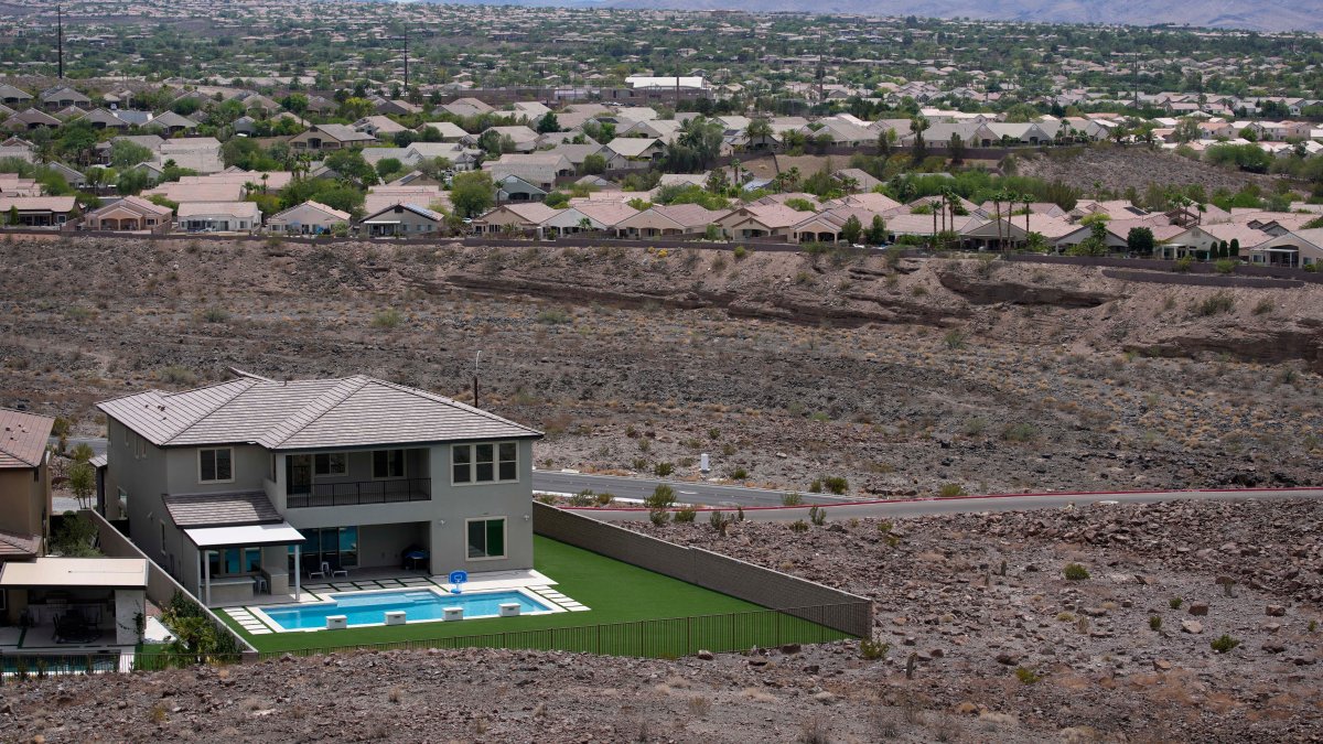 Drought Drives Las Vegas to Limit Size of Home Swimming Pools – NBC Los Angeles - Vimarsana News