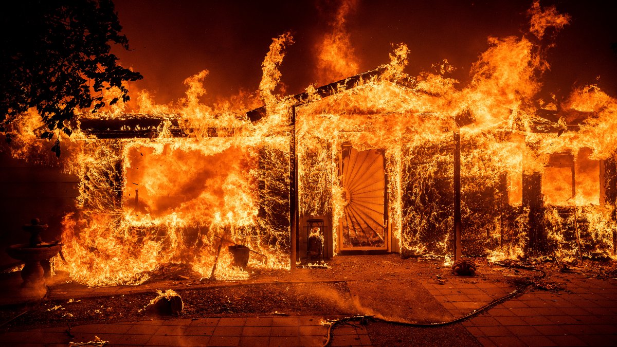 Evacuations Ordered as a Fast-Moving Wildfire Explodes Near Yosemite National Park – NBC Los Angeles - Vimarsana News