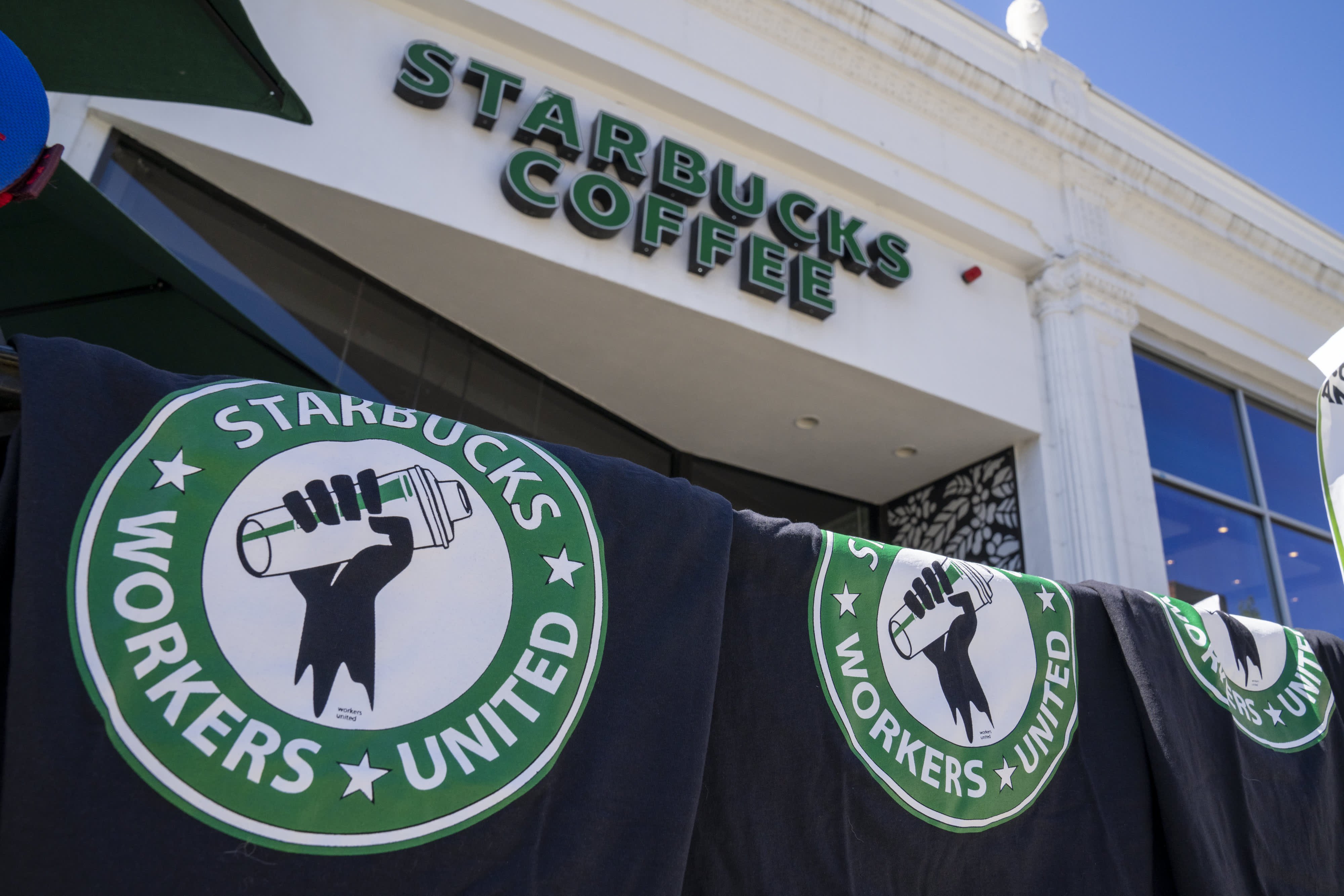 Starbucks Union Asks Coffee Giant to Extend Pay Hikes, Benefits to Unionized Stores - Vimarsana News
