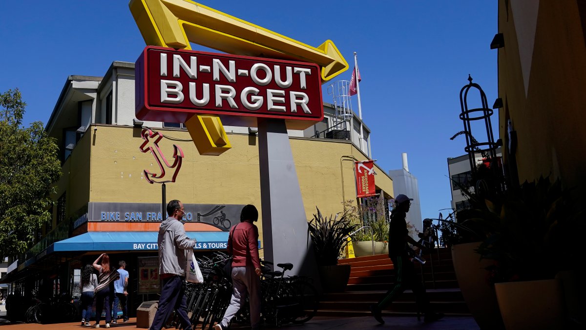 California Weighs Rules Giving Fast Food Workers More Power - Vimarsana News