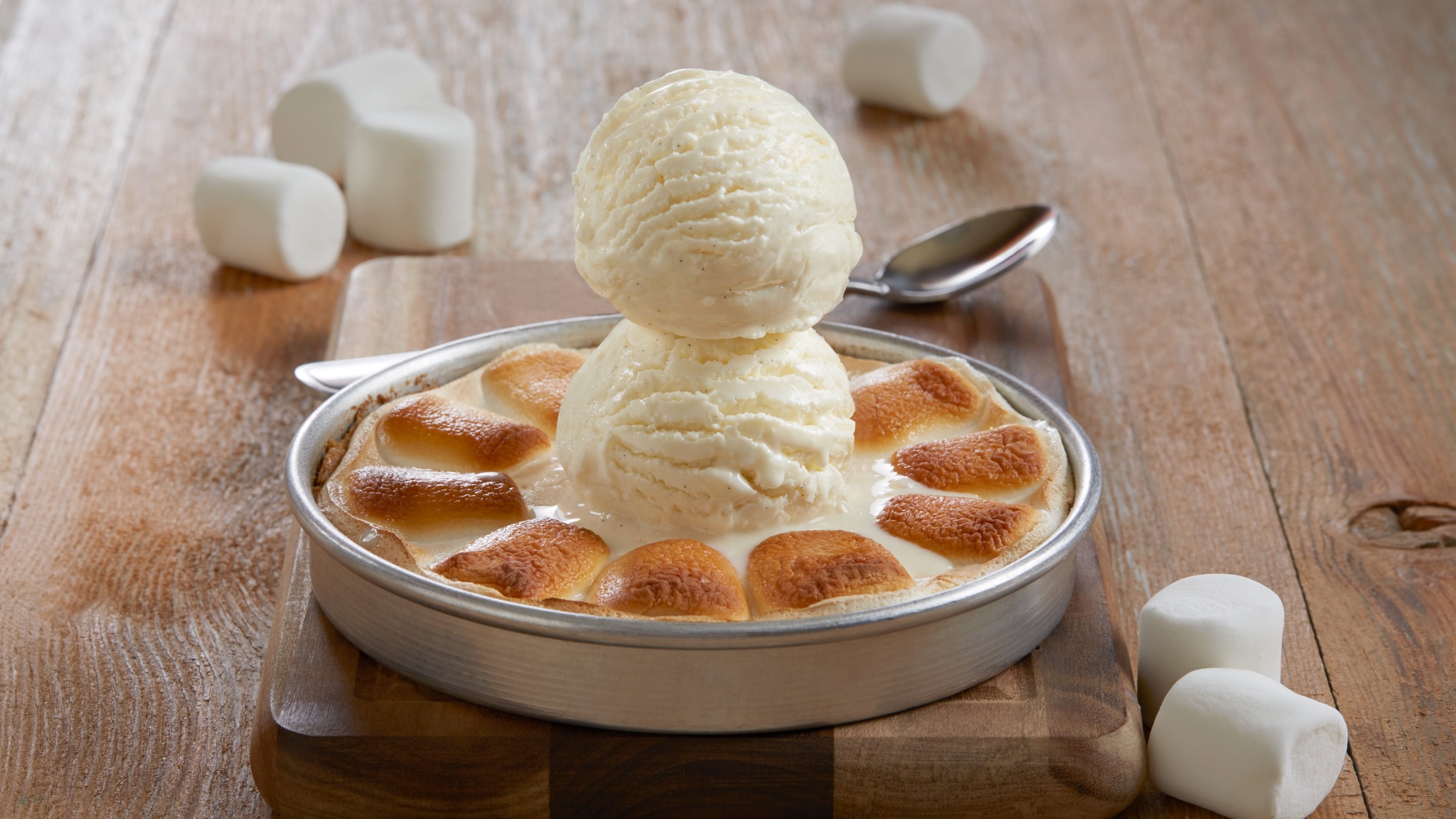 https://media.nbclosangeles.com/2022/08/BJs-Peanut-Butter-Smores-Pizookie2-1.jpg?quality=85&strip=all&fit=1900%2C1069