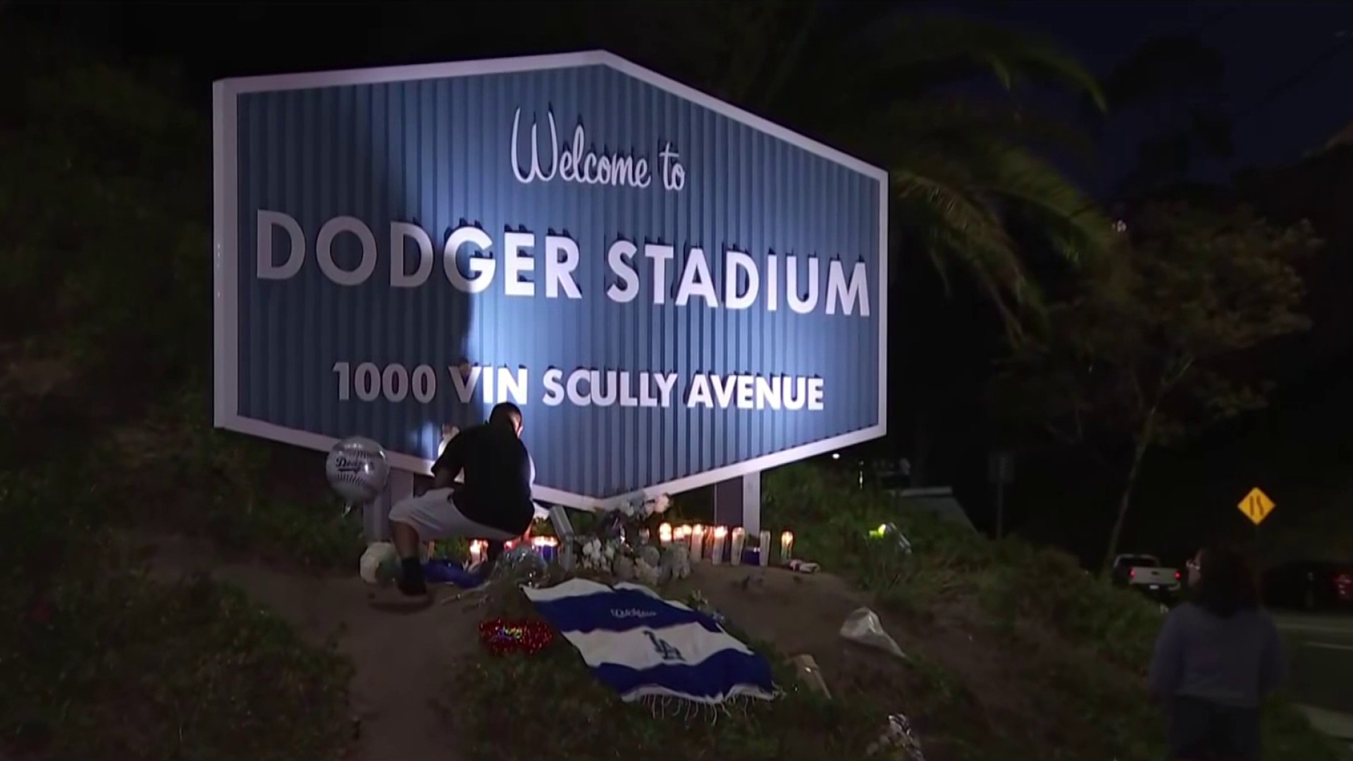 Dodgers honoring Vin Scully with commemorative patch on uniforms; Los  Angeles City Hall, LAX pylons lit blue - ABC7 Los Angeles
