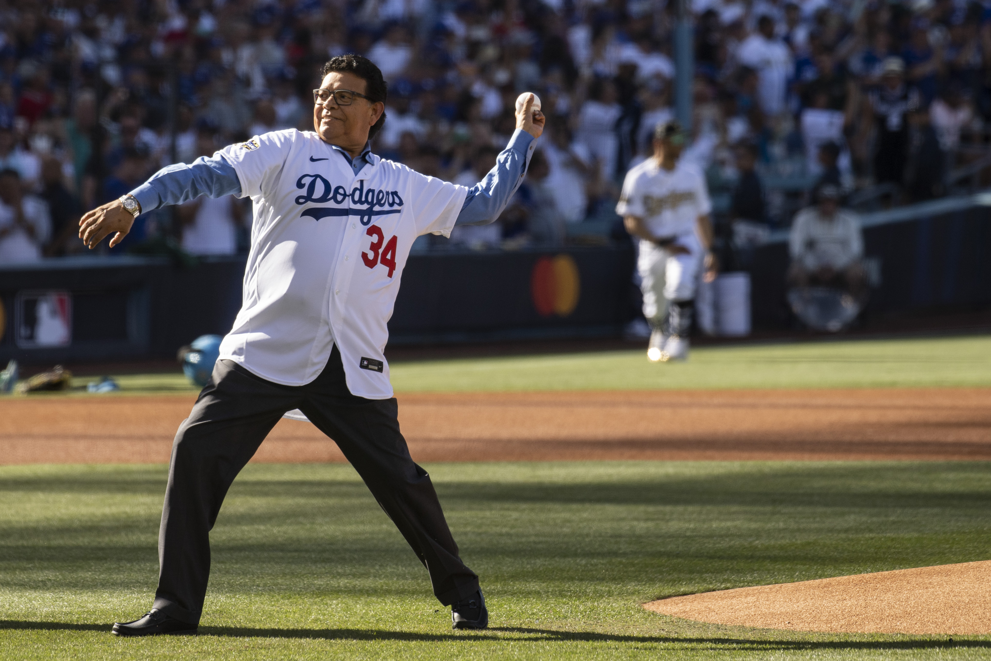 Dodgers retire Fernando Valenzuela's No. 34 jersey - Los Angeles Times