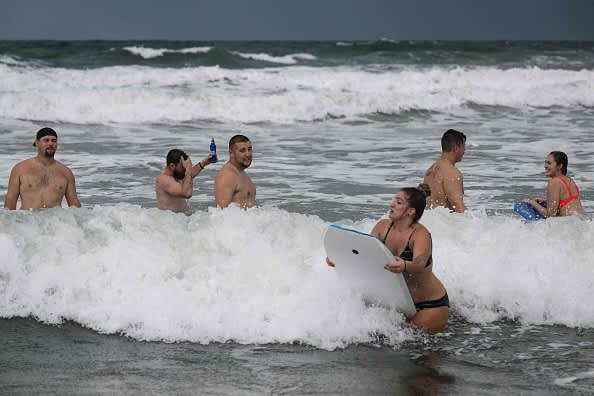 A Psychologist Explains Why Some People Stay Put and Party During a Hurricane: 'We Are Prone to Optimism Bias' – NBC Los Angeles - Vimarsana News