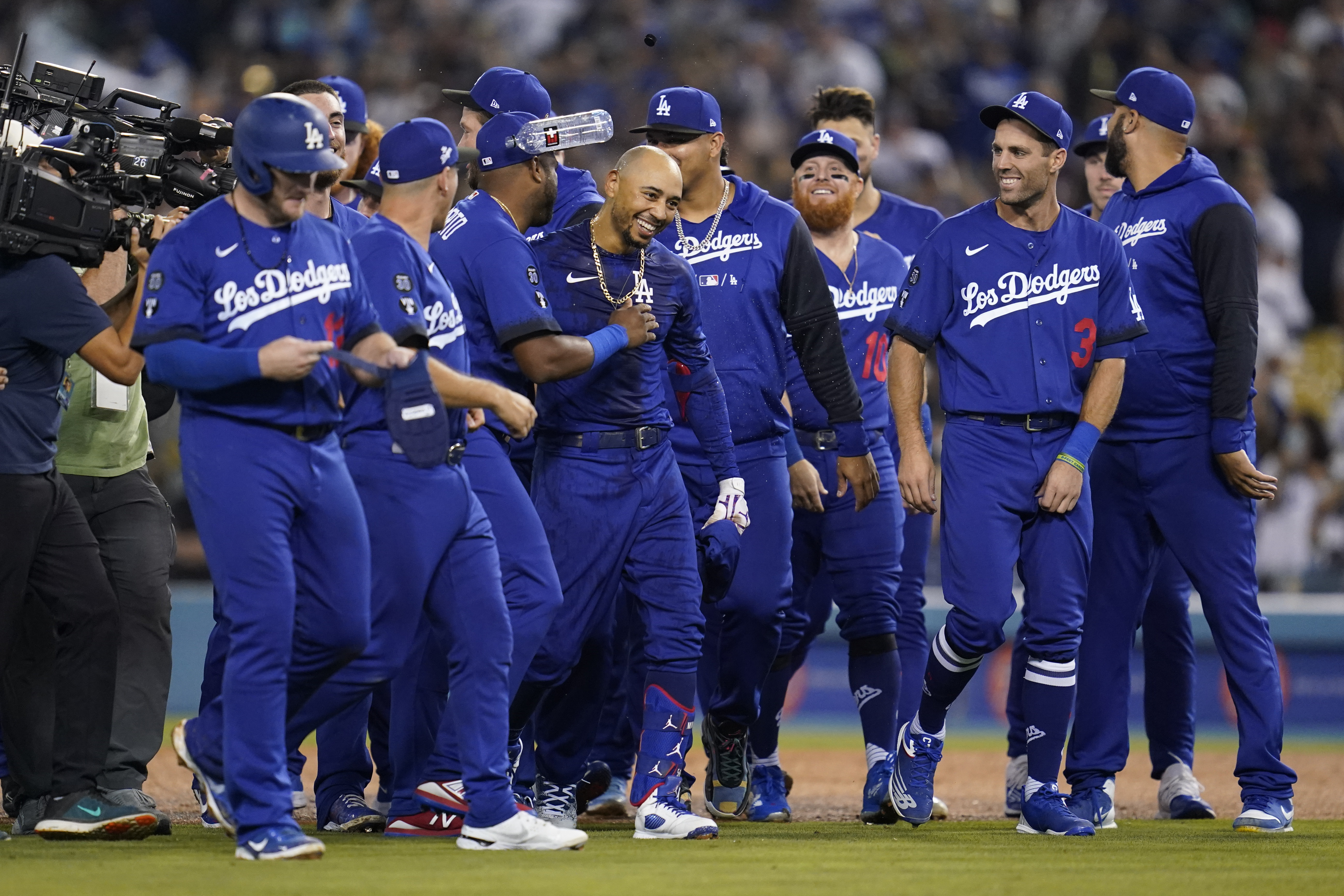 Dodgers Rally in 9th to Walk-Off Against D-backs 3-2