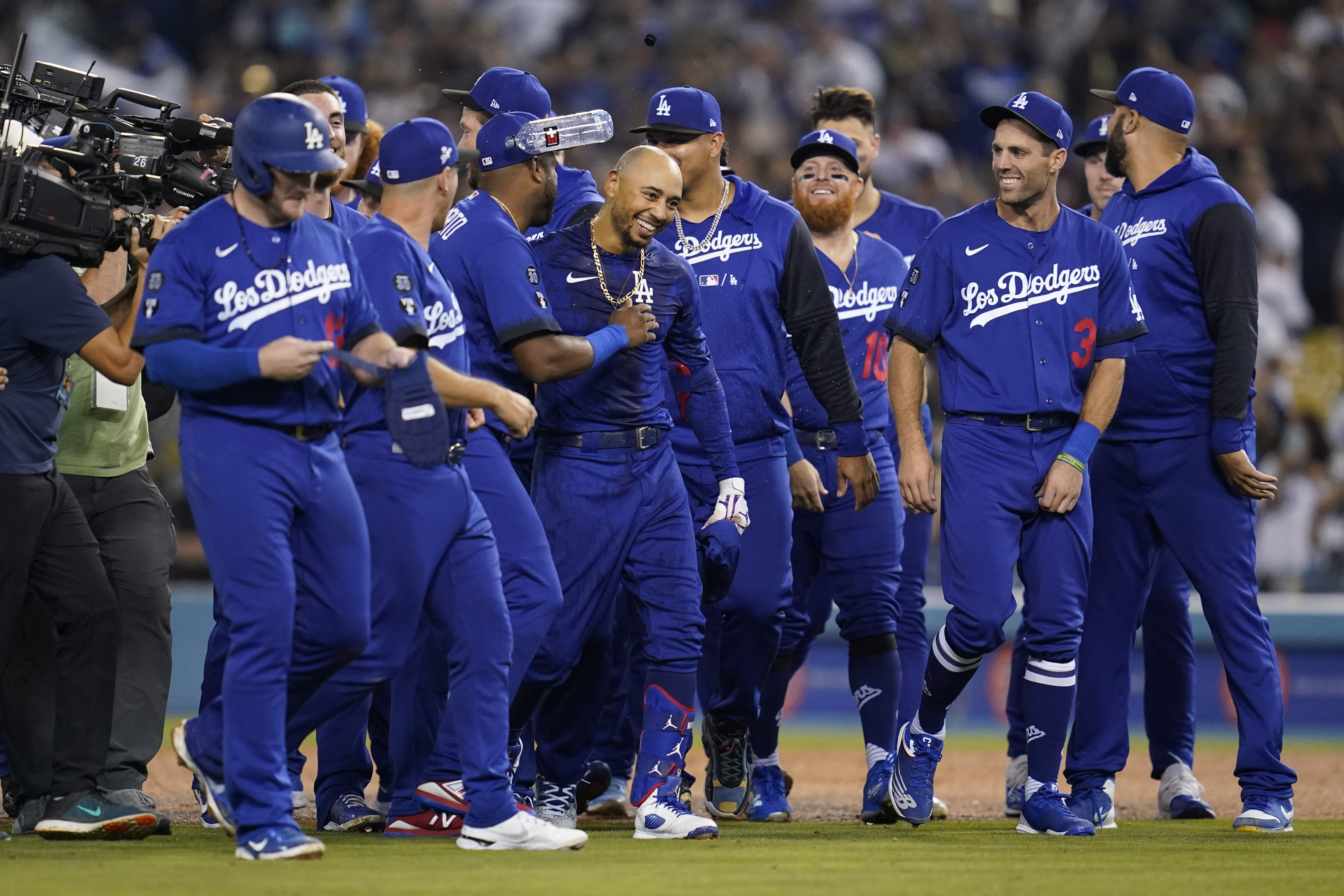 Dodgers Rally in 9th to Walk-Off Against D-backs 3-2