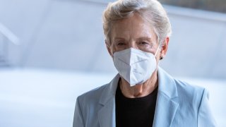 Los Angeles, CA – September 19: Marilyn Flynn, 83, wearing the face mask, who was dean of USCs School of Social Work from 1997 to 2018, struck a plea agreement with federal prosecutors. Today Flynn walked into the U.S. District Courthouse in downtown to Flynn enters a guilty plea, on Monday, Sept. 19, 2022, in Los Angeles, CA. (Francine Orr / Los Angeles Times via Getty Images)